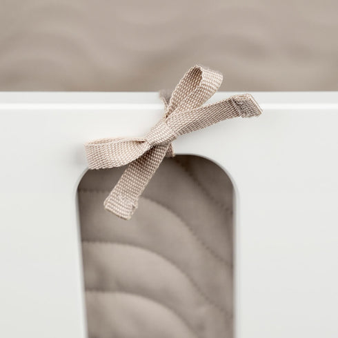 Quilted edge padding with ribbons, waves