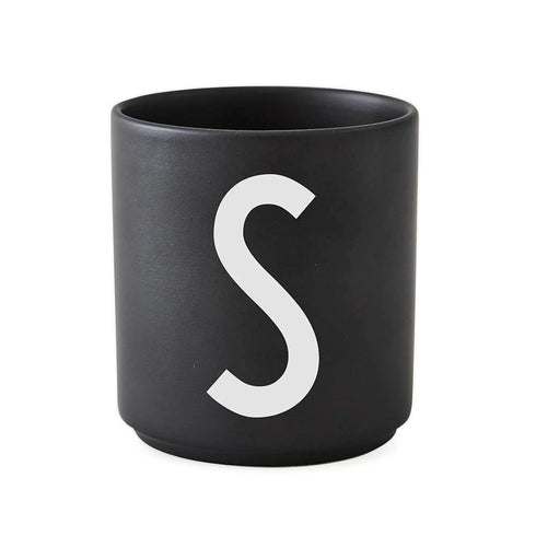 Porcelain letter mug, black