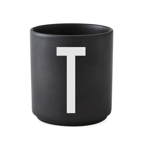 Porcelain letter mug, black