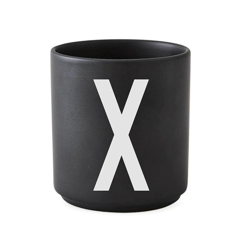 Porcelain letter mug, black