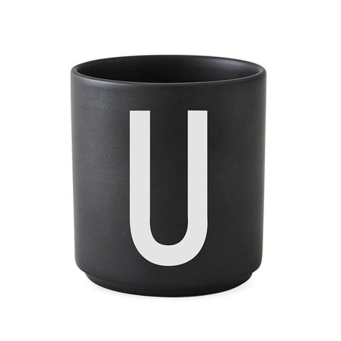 Porcelain letter mug, black