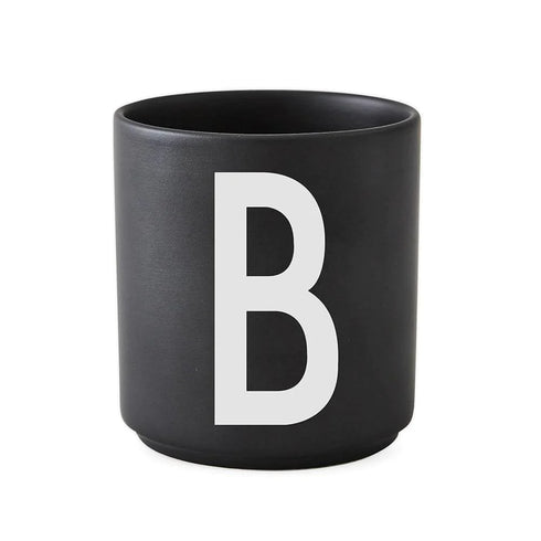 Porcelain letter mug, black