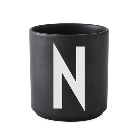 Porcelain letter mug, black