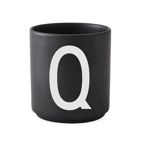 Porcelain letter mug, black